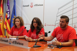 Los representantes del Consell, el ayuntamiento de Sant Joan y la Comisión de Fiestas de Sant Miquel durante la presentación del programa.