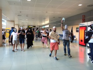 El colectivo 'Corsaris' durante una de sus protestas en el Aeropuerto de Ibiza.