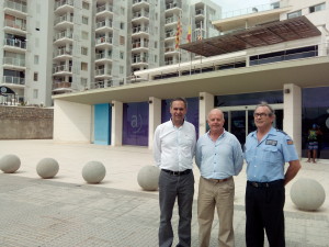 El director general de Ports i Aeroports, Xavier Ramis, amb el alcalde de Sant Antoni, José Tur, y un responsable del puerto.