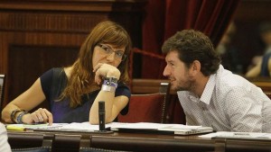 Los diputados de Podemos Laura Camargo y Alberto Jarabo, en el Parlament. Foto: Ara Balears.