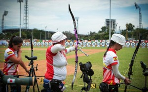 Miriam Alarcón, a la izquierda, durante la primera jornada de la Copa del Mundo de Medellín. Foto: Worldarchery