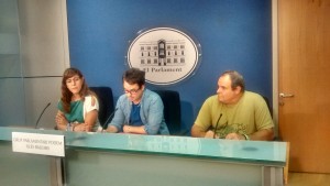 Los diputados de Podemos Laura Camargo, Carlos Saura y Aitor Morrás (de izda a drcha).