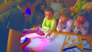 Participants del taller 'Descubriendo la luz' de Ciudad Ciencia