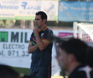 Dani Mori observa a sus jugadores desde fuera del banquillo en un partido de Liga