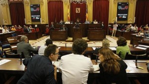 Els diputats de Podem parlen entre ells durant la votació d'un punt de la moció. Foto: Ara Balears