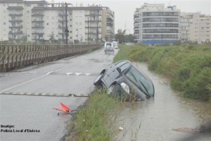 Imagen del coche semihundido en ses Feixes.