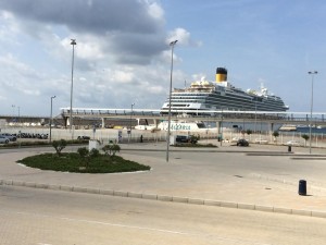 Crucero atracado en el puerto de Ibiza