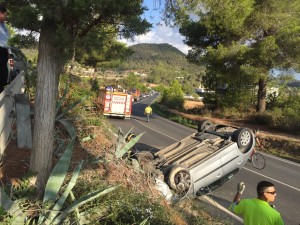 El coche volcado, esta mañana, en la carretera de Sant Josep. 