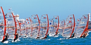 Una imatge d'una competició internacional de windsurf.