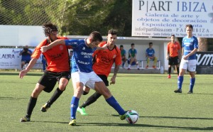 Iván Morales, jugador del San Rafael, protege el balón en el partido ante el Calvià. 