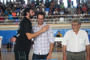 Álex Mumbrú saluda a Paco Vázquez durante el acto de homenaje previo al partido.