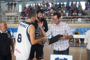 Paco Vázquez recibe las felicitaciones de los capitanes del Manresa y Bilbao Basket. Fotos: C. V.