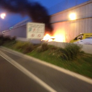 Imagen del vehículo incendiado en la salida de la rotonda de Can Cifre.