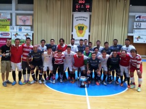 Los jugadores de la Peña FS y Palma Futsal posan una vez finalizado el partido. Fotos: Palma Futsal