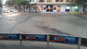 Imagen del aceite que ha dejado un vehículo al romper el cárter con la arqueta.