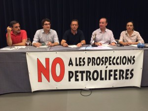 José Vicente Marí Bosó (PP), Antoni Reus (Més per Mallorca), Xico Torres (PI-Eivissa), Jaume Ferrer (Gent per Formentera) y Estefanía Torres (PSOE), momentos antes de firmar el documento.