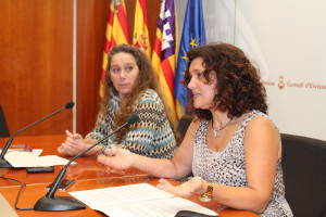 Viviana de Sans (izq.) junto aPepa Marí, en una rueda de prensa del Consell Executiu.