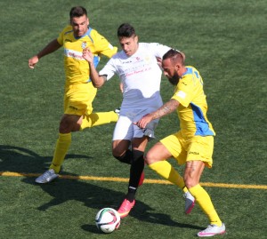 Sergi Mut, jugador de la Peña, intenta marcharse de Juan Vich durante el partido de ida ante el Balears.