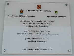 Placa con el nombre de Jaume Matas. 