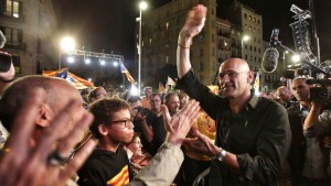 Raül Romeva envoltat de seguidors de Junts pel Sí al Born. Foto: Ara Balears