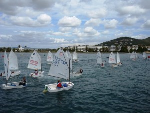 Una de las salidas de la prueba disputada este lunes en la playa de Talamanca.