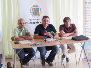 El concejal Ángel Guerrero, en el centro, durante la rueda de prensa que ha tenido lugar hoy.