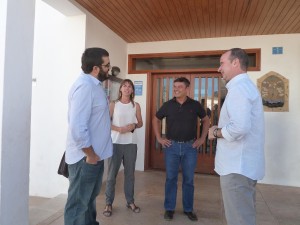 Vicenç Vidal con Jaume Ferrer en la entrada del Consell de Formentera. 