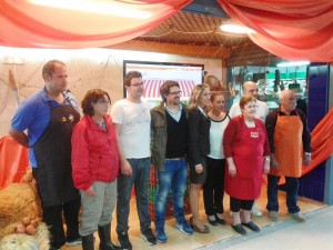 A la imatge, la regidora de Promoció Econòmica, Carmen Ferrer, juntament a Martín Piñeiro, creador de la web, i diferents comerciants d'es Mercat.