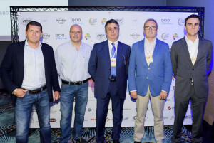 Los empresarios junto a Abel Matutes Ptats y  al presidente del Consell, Vicent Torres (dcha.)