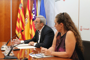 El presidente Vicent Torres y la vicepresidenta Viviana de Sans en una rueda de prensa. 