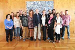 Vicent Tprres, presidente del Comsell d'Eivissa, y la consellera Marta Díaz, durante la recepción a los diseñadores. 