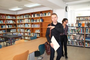 El conseller David Ribas y Gloria Santiago, directora insular de Participació, durante su visita a la biblioteca.