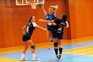 Ana Ferrer, durante el pasado encuentro ante La Roca en el pabellón de Santa Eulària.