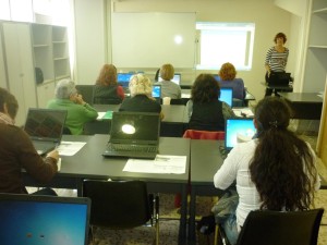 Uno de los cursos de alfabetización digital impartido por la Fundació Bit.