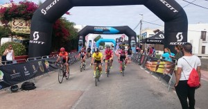 Nayalen Noriega y un grupo de corredores a su llegada a la meta en Sant Rafel.