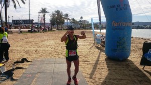 Uno de los participantes celebra su llegada a la línea de meta en los 3 Días Trail Ibiza. Fotos: C. V.