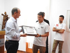 Jaume Ferrer entrega la placa a Mateo Sanz.