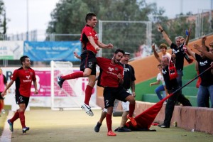 Alberto Górriz celebra el gol del Formentera, que no fue suficiente para puntuar en el derbi. Foto: F. Pitiuso