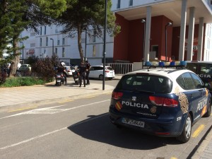 Un vehículo policial frente al edificio Bossa del Mar. 