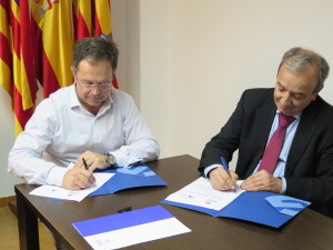 El director general de Endesa en Baleares, Ernesto Bonnín y el alcalde de Sant Josep, Josep Marí Ribas 'Agustinet', firman el acuerdo. 