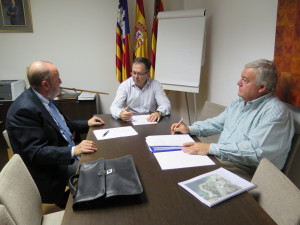 Gabriel Pastor, Josep Marí Ribas, Josep Cardona en la reunión. 