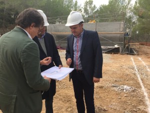 El alcalde Vicent Marí y el concejal Mariano Juan visitaron las obras del crematorio. 