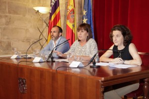 Biel Barceló, Francina Armengol y Fina Santiago en la presentación de la ley, hoy en Palma.