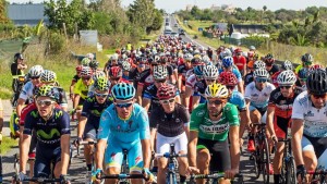 Luis León (Astana) y Lluís Mas (Caja Rural), en el centro, al frente del pelotón de la Vuelta Cicloturista a Ibiza.