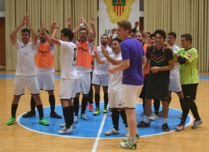 Los jugadores de la Peña FS agradece al público el apoyo mostrado al término del partido