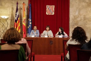 Biel Barceló, Francina Armengol y Fina Santiago en la presentación de la ley, hoy en Palma.