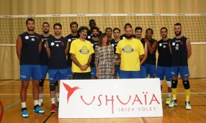 La plantilla del Ushuaïa Ibiza Voley, junto a Carmen Matutes, responsable de la empresa patrocinadora del club.