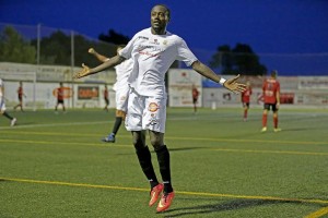 Winde celebra la consecución de un tanto ante su exequipo, el Formentera. Foto: Fútbol Pitiuso