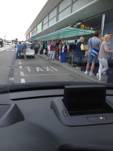 Colas de turistas en la parada del aeropuerto en una imagen captada el miércoles 8, cuando empezaron las libranzas. 