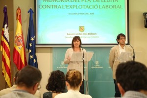 Francina Armengol y el conseller Iago Negueruela, durante la rueda de prensa de esta mañana.